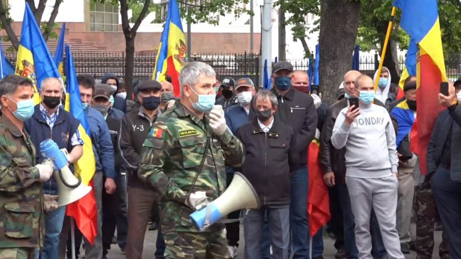Manifestația veteranilor de azi s-a încheiat la prânz, după ce au mărșăluit până în fața președinției și au cerut demisia președintelui Dodon. Altfel spus, scopul inițial stabilit de a crea tensiune între protestatari și polițiști nu a fost atins, însă a fost un prim pas pentru încălzirea atmosferei politice, care se va precipita serios în următoarele săptămâni