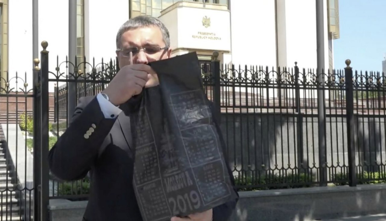 Dacă tot s-au înfierbântat lucrurile așa, hai să fie și puțin circ. Usatîi i-a adus lui Dodon o pungă cu calendar, iar în ea - Codul Penal: „Culiocul” a devenit simbolul corupției în R. Moldova
