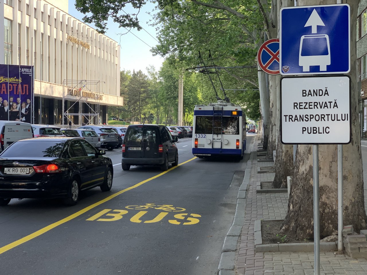 Ieri, autoritățile din Chișinău au aplicat pe str. Pușkin marcaj pentru o bandă specială, destinată doar transportului public și bicicliștilor