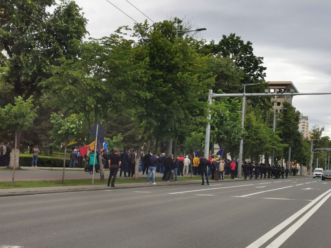 Manifestanții adunați în fața Parlamentului
