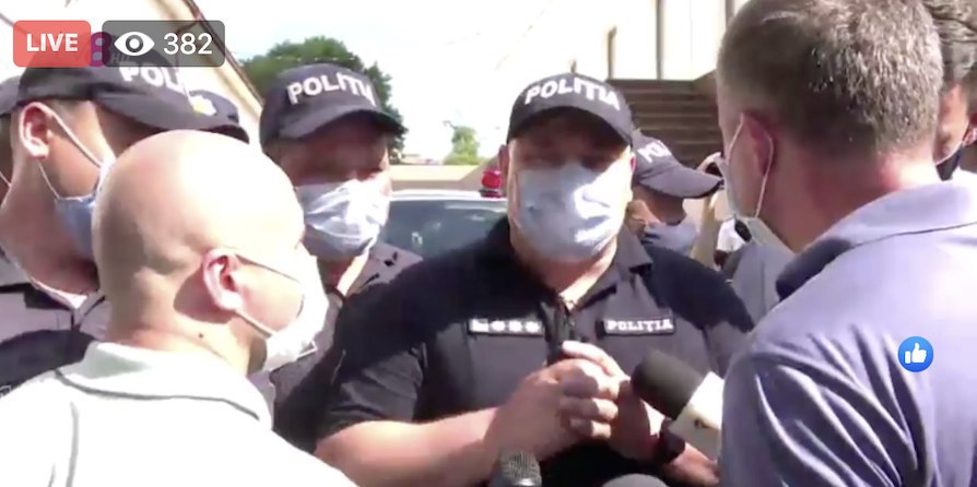 2 mașini SPPS și un Mercedes prezidențial încearcă să iasă de pe teritoriul președinției. Candu și Cebotari insistă să verifice cine se afla în interior, dacă Gațcan ar fi acolo. Mai mulți polițiști au format un cordon și le cer deputaților să deblocheze activitatea SPPS. Candu și Cebotari sunt somați de Maxian pentru ultima dată să se dea la o parte