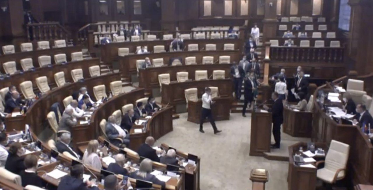În semn de protest, PAS a părăsit sala după numai câteva minute
