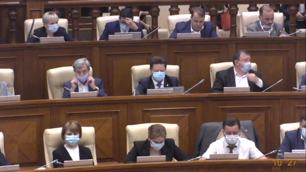 Ștefan Gațcan nu a scos niciun cuvânt până în acest moment, de la începutul ședinței. Păcat, un medic bun, care a intrat într-o horă căreia nu-i poate face față, a ajuns ținta insultelor și a bătăilor de joc