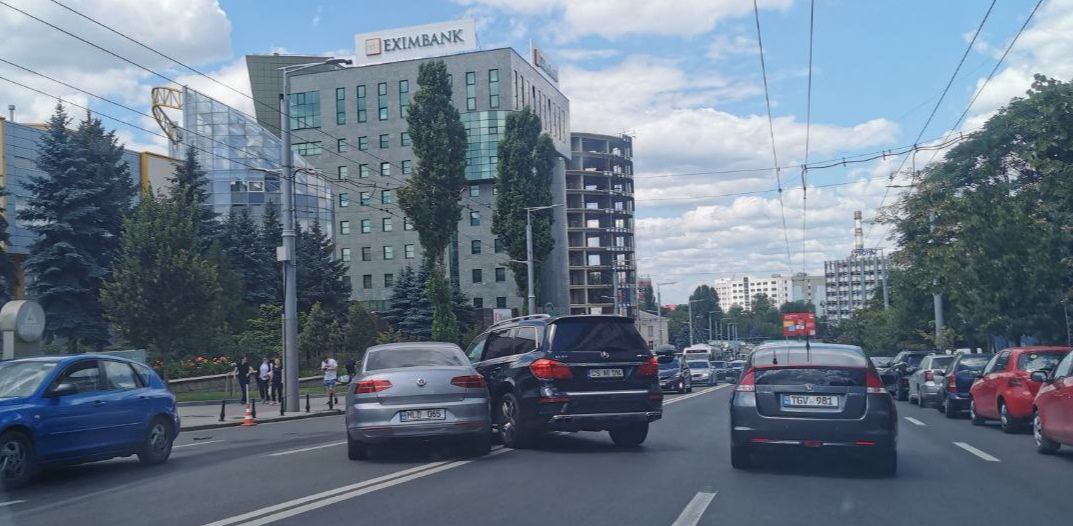 Martorii spun ca din Mercedes ar fi ieșit o persoana care seamănă izbitor cu Veaceslav Platon, eliberat în luna iunie din Penitenciarul 13