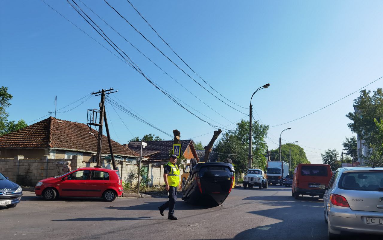 Accident la intersecția străzilor Pelivan vs Nicole Costin în s. Buiucani. O mașină s-a răsturnat. Deocamdată nu se cunosc detalii
