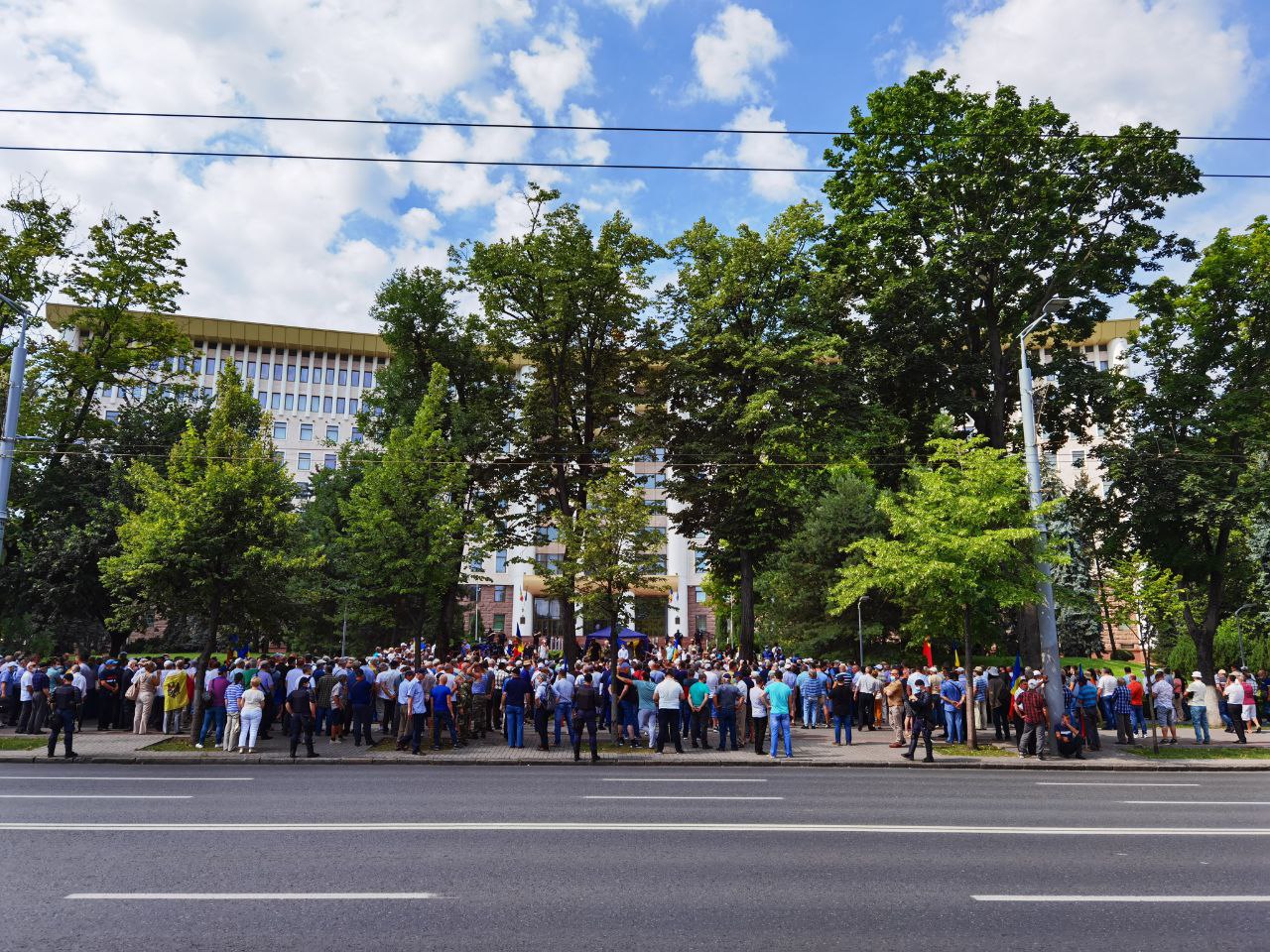 În zonă au fost dislocate forțe de poliție importante, inclusiv detașamentul cu destinație specială FULGER