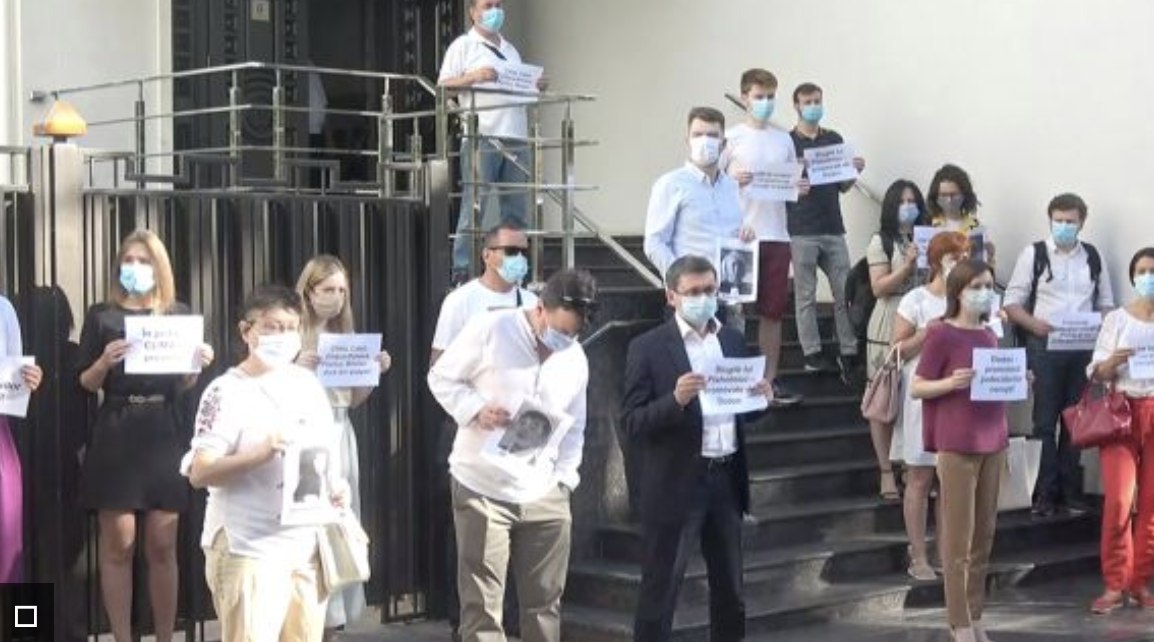 CSM urmează să decidă pe cine propuse șef la Curtea Supremă de Justiție și șef la Curtea de Apel Chișinău. PAS a desfăușurat un flashmob în această dimineață în fața instituției, afișând mesaje anti-Dodon