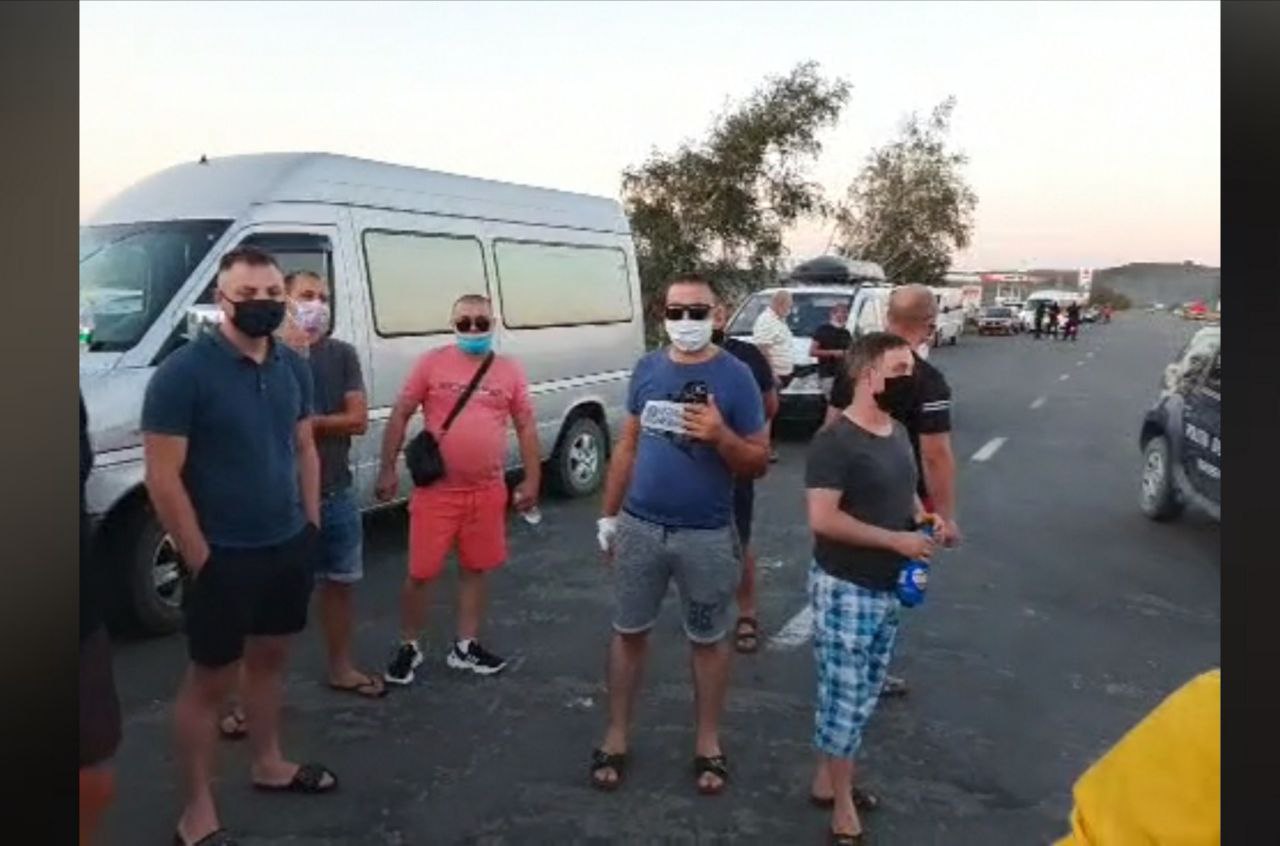 E foarte probabil că drumul a fost blocat după ce oamenii sunt întorși înapoi la încercarea de a ieși din țară, fără a avea acte precum contract de muncă, etc