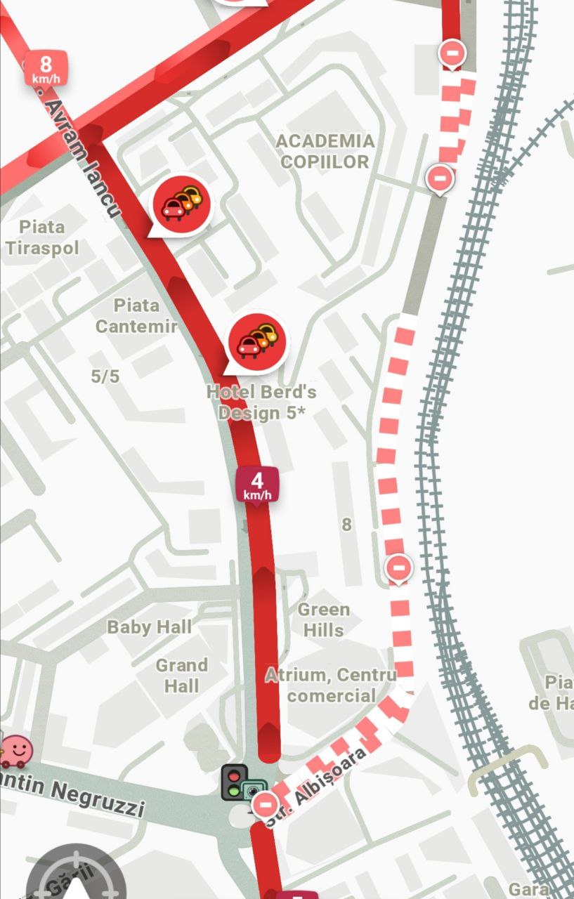 Cozi de km azi dimineață în zona Viaduct și bd. Negruzzi. Asta pentru că Primăria Chișinău a închis o porțiune a străzii Albișoara, fără ca să ducă agenți de dirijare. Strada va fi închisă până pe 23 august. Până atunci Chișinăului va fi un mare ambuteiaj?