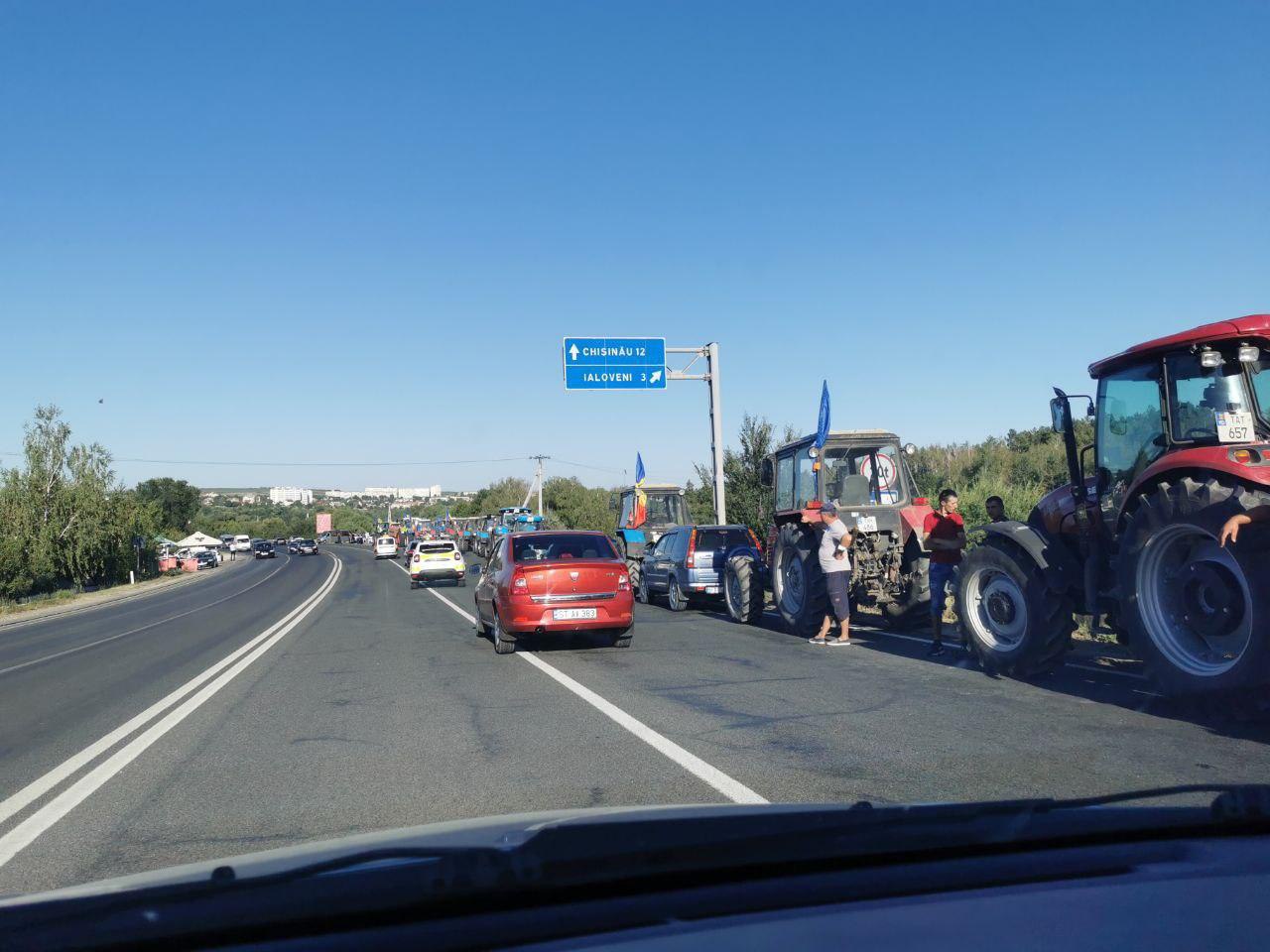 Primarul Capitalei, aflând despre intenția agricultorilor, i-a cerut ministrul de Interne Pavel Voicu să ia măsuri: Nu are capacitate orașul, astăzi, să facă față unui astfel de protest, unde mai multe unități de tehnică agricolă vor intra pe străzile orașului. Luând în considerație că mai multe străzi sunt în reparație, riscăm să avem un ambuteiaj infernal (...) Respectăm opiniile tuturor cetățenilor, dar nu prin încălcarea drepturilor locuitorilor municipiului Chișinău