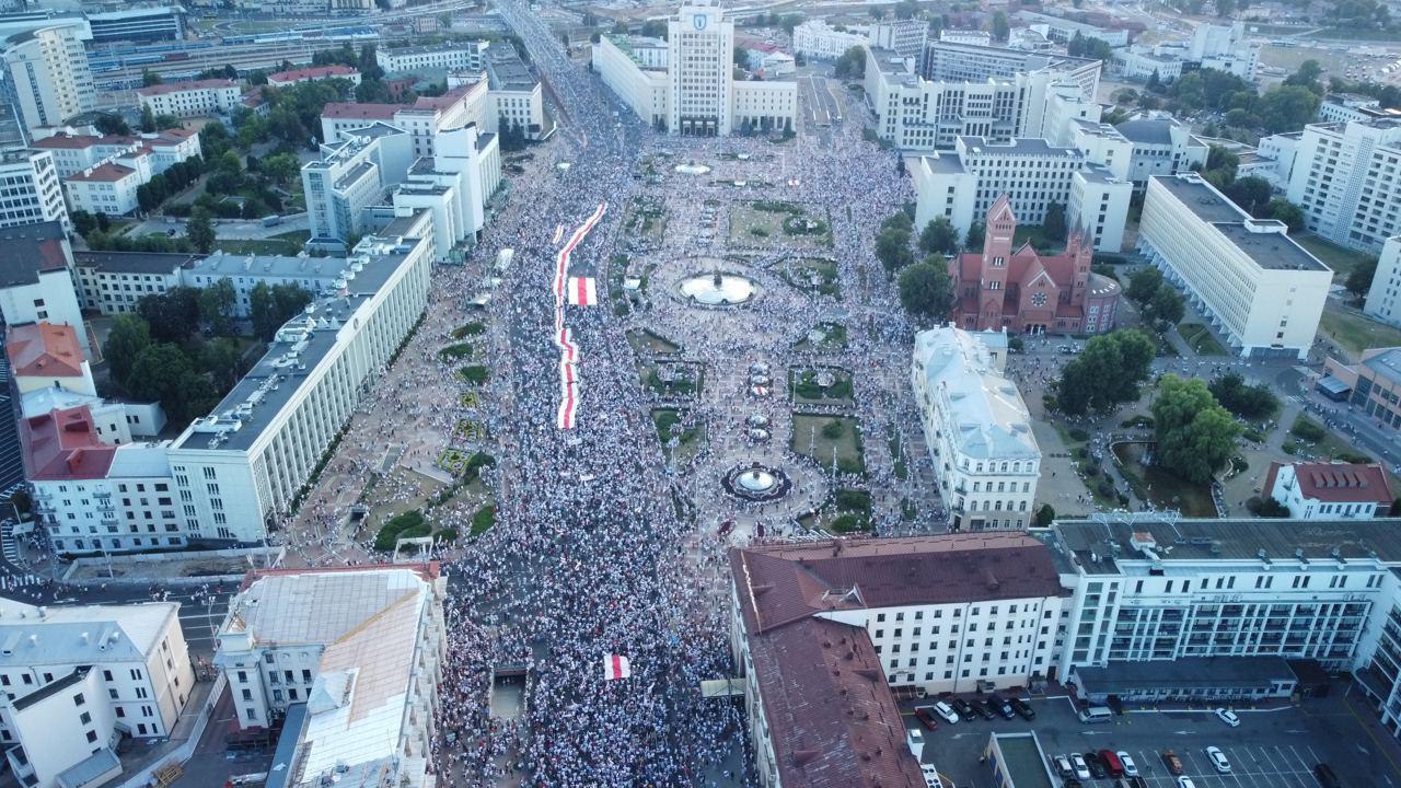 Imaginea zilei ieri la protestul din Minsk, #Belarus
