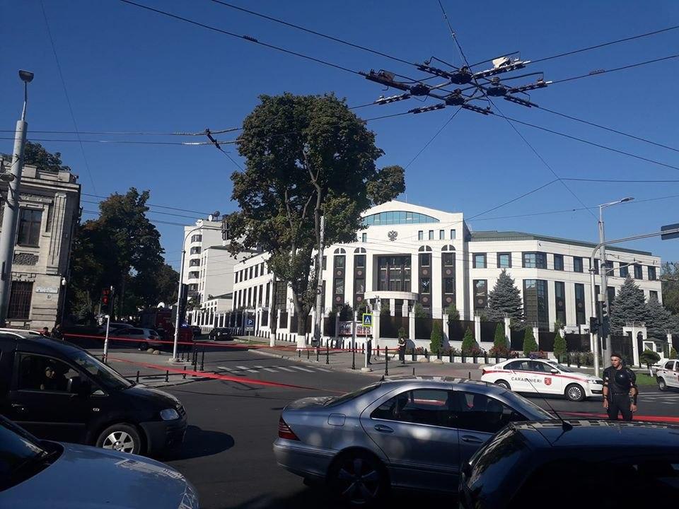 Alertă cu bombă la sediul Ambasadei Ruse din Chișinău. În zonă e ambuteiaj