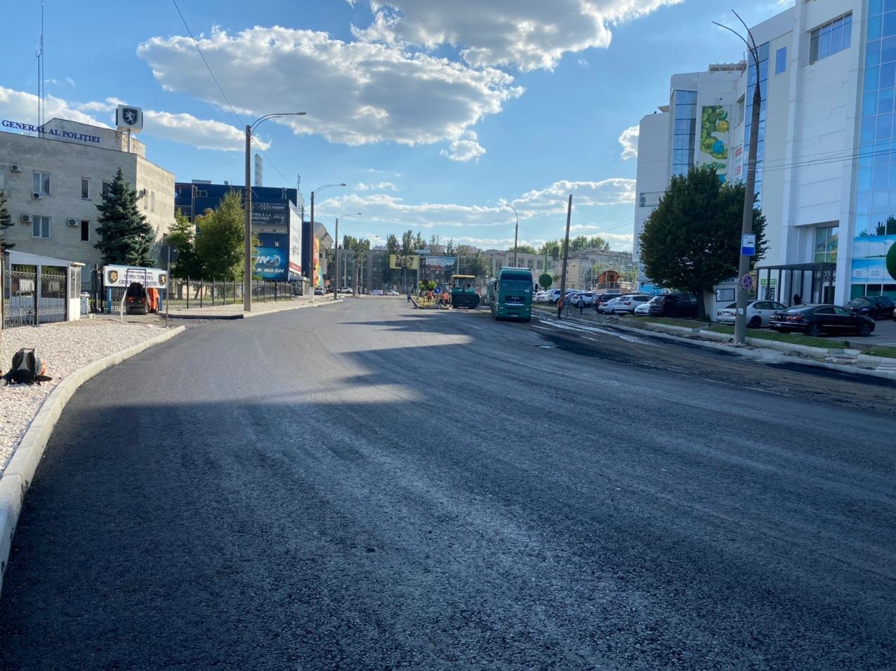Nooooo se poate așa ceva. Str. Albișoara din Capitală, după zeci de ani, vede asfalt nou pe ea. Cam așa arată lucrările în acest moment, lucru pentru care îi adăugăm +1 la karma primarului Ion Ceban 😀
