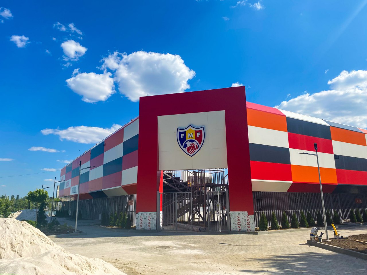Primăria Chișinău anunță că stadionul de fotbal pe plajă din parcul „La Izvor”, cu 1 100 de locuri, este gata în proporție de 95%. În prezent, se întreprind ultimele lucrări de amenajare