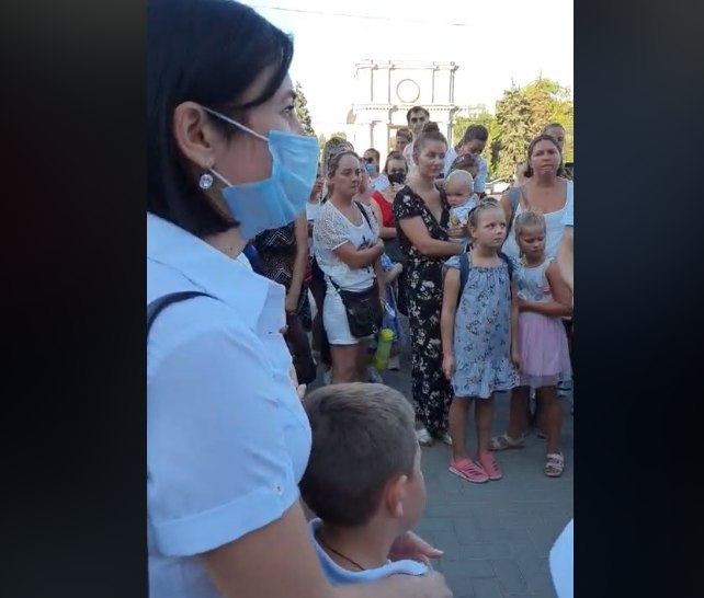 Aceștia sunt nemulțumiți că programul propus de Ministerul Educației nu permite părinților să muncească: "Noi nu facem față acasă, și să muncim și cu copii,  și așa muncim pe salarii minime"