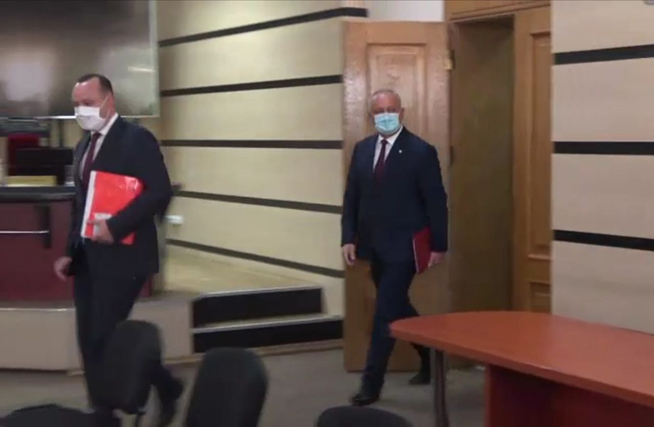Igor Dodon este acum la CEC și înregistrează grupul de inițiativa pentru colectarea semnăturilor în vederea înregistrării sale în cursa pentru prezidențiale