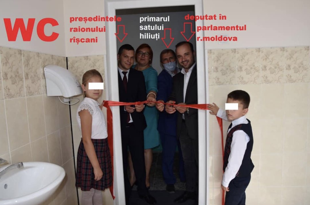 Imaginea Zilei: Și inaugurarea unui WC în Moldova se face cu tăiatul panglicii roșii. Of, țara mea colțun de lână