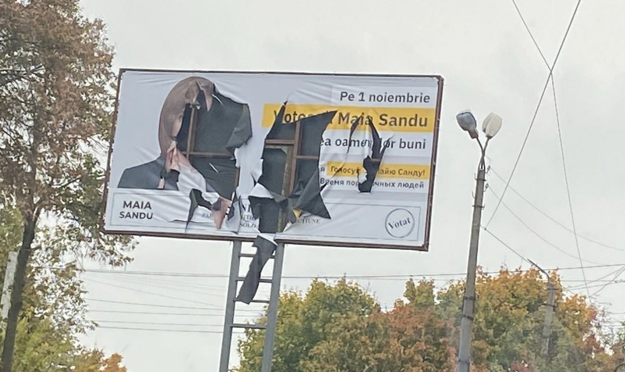 Panouri publicitare ale Maiei Sandu, vandalizate. Fotografie de la Ocnița. S-ar fi întâmplat în ultimele zile