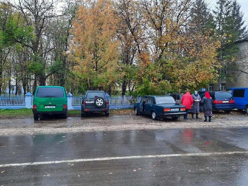 La Sanatauca, în Florești, alegătorii din regiunea transnistreană fac coadă la secțiile de vot. Aceștia nu vin organizați, dar cu mașinile proprii