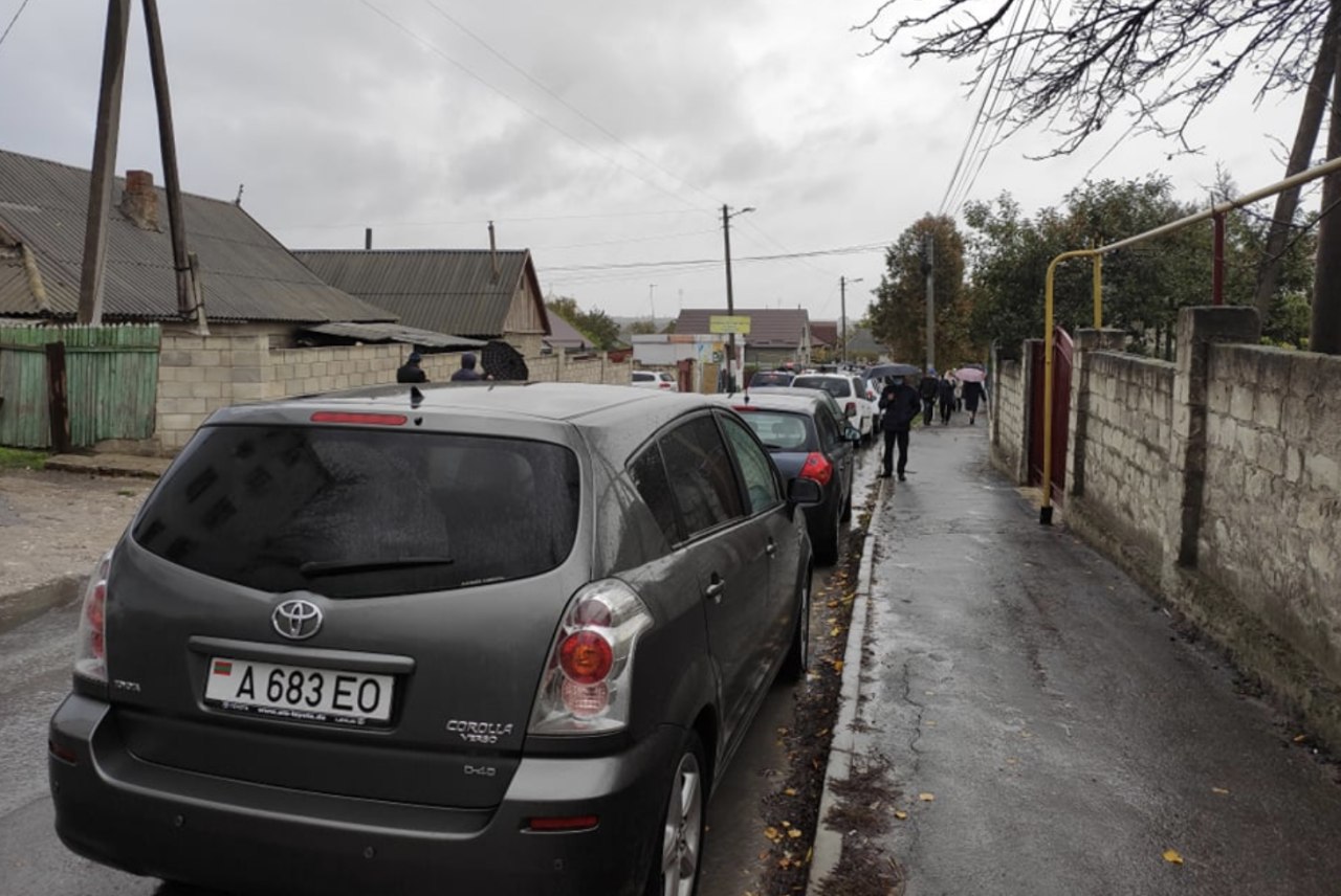 Coadă de mașini cu nr. transnistrene la Varnița, în apropierea secțiilor de vot