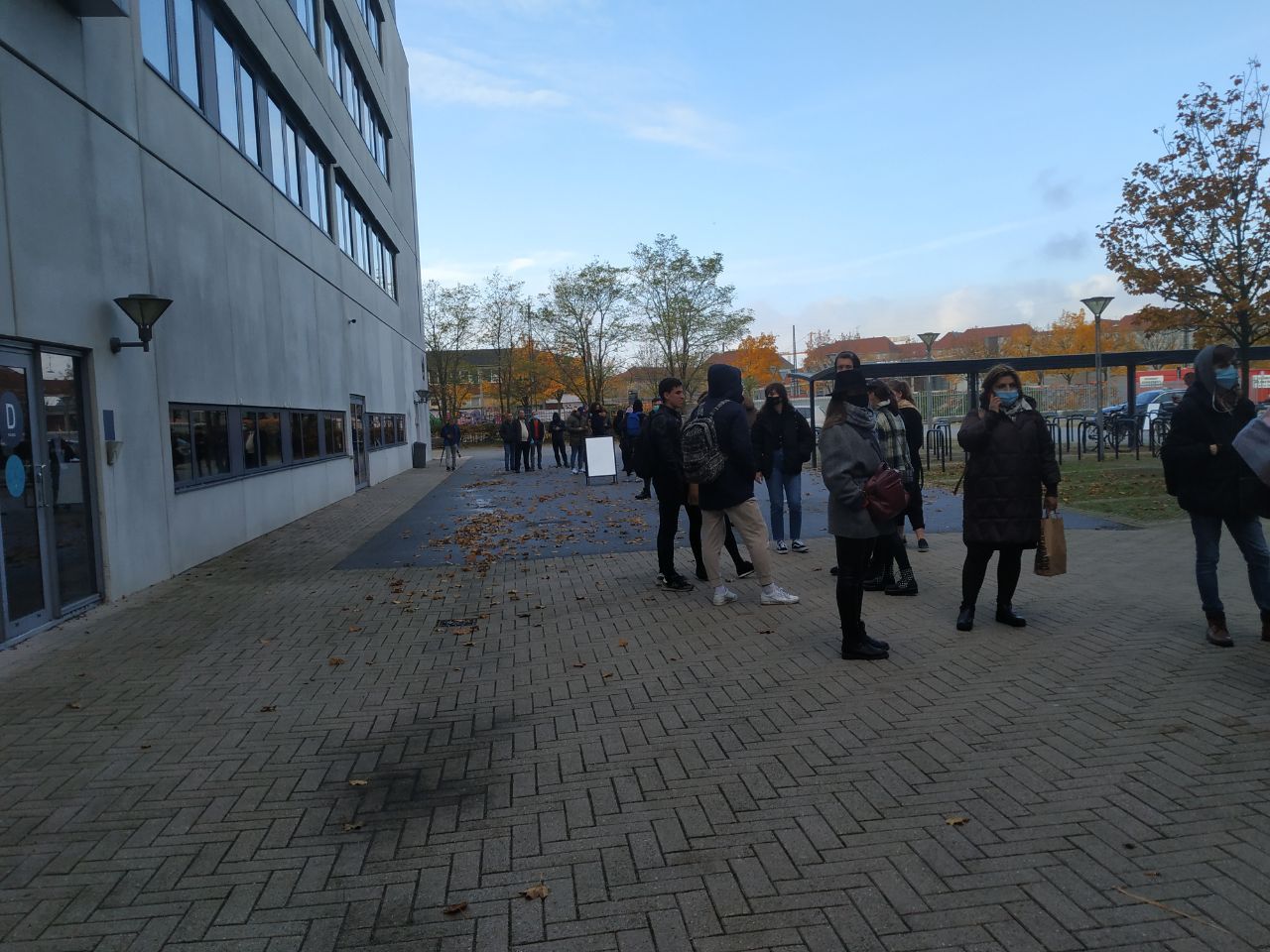Este coada chiar și la secția de vot din Copenhaga. Studenții sunt prezenți 😀