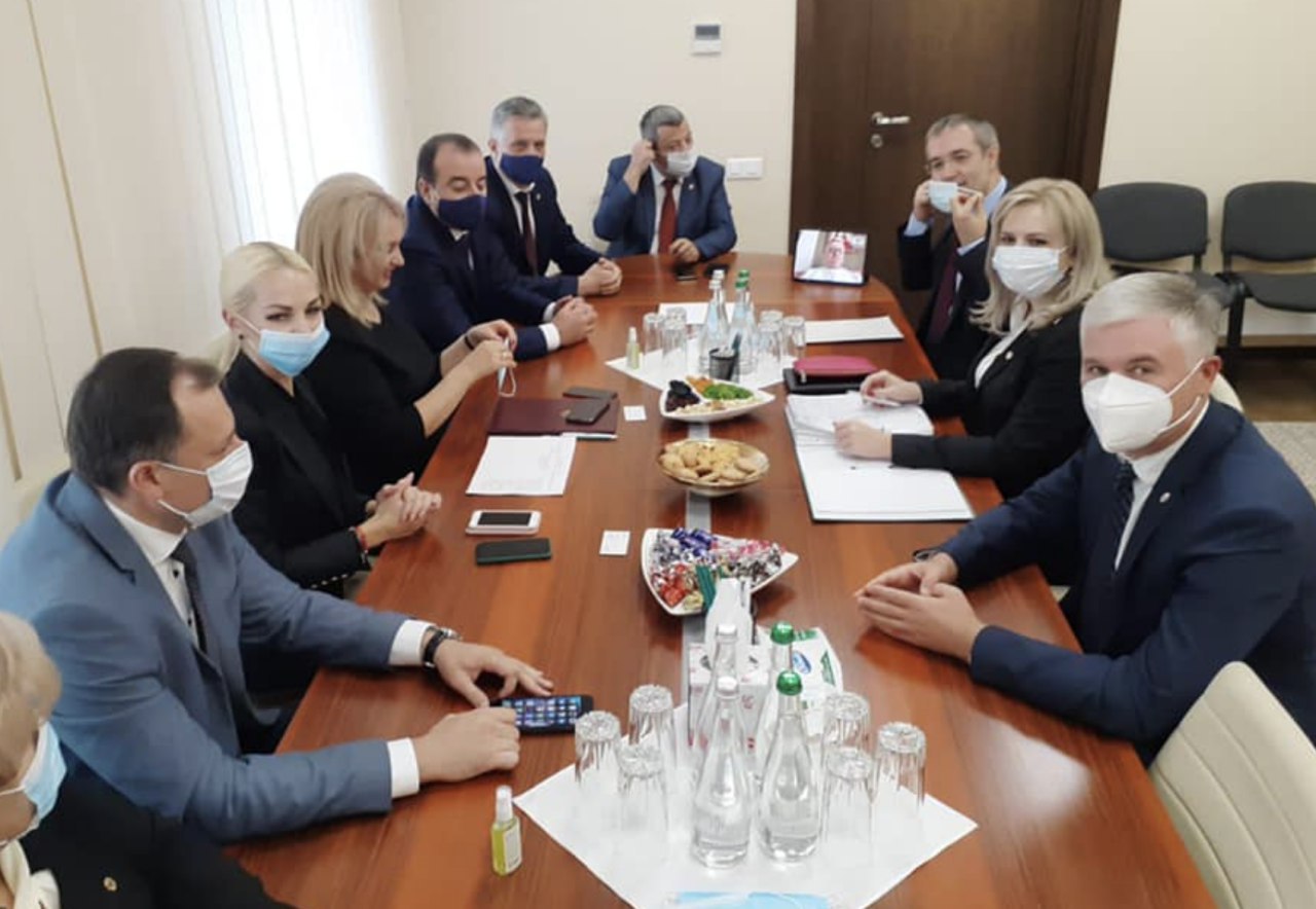 Cele 2 grupuri își îndeamnă  și colegii din alte fracțiuni, indiferent de apartenență și viziuni politice,  să subscrie la această inițiativă și să înceapă dialogul, pentru a promova proiectele atât de necesare țării