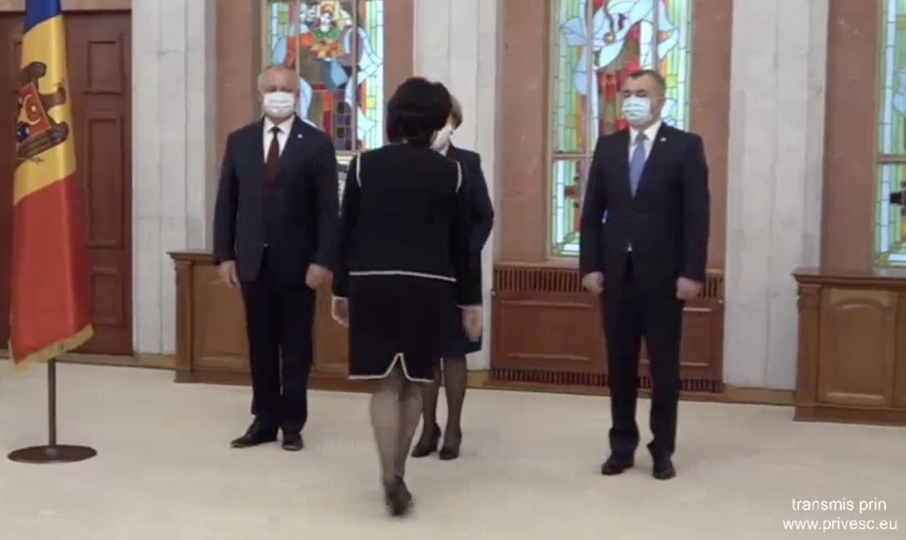 LIVE: Miniștrii ~~vechi~~ noi deja depun jurământul la ceremonia de învestire