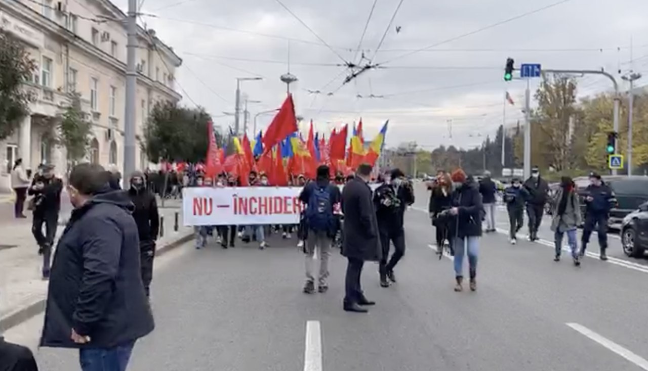 Marș socialist în Capitală. Bd central, parțial blocat. Sute de oameni îmbrăcați în roșu, mobilizați de socialiști, mărșăluiesc acum pe bd. central al Capitalei și scandează: "Moldova", "Nu închiderii școlilor", "Dodon președinte"