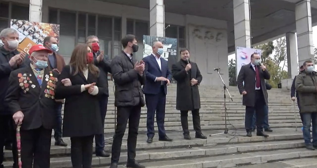 Manifestanții s-au adunat în scuarul Teatrului de Operă și Balet. Acolo îi așteaptă vestitul Bogdan Țîrdea, primarul Capitalei Ion Ceban, șeful staffului electoral Vlad Batrancea. La eveniment a venit și Igor Dodon. LIVE aici