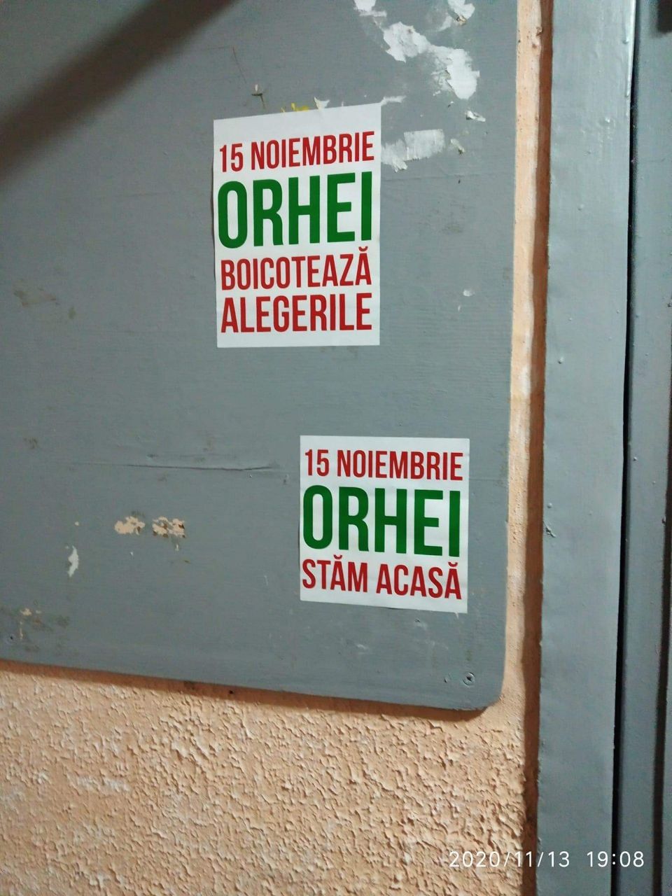 Se întâmplă mai multe lucruri "ciudate". Vom povesti pe parcursul zilei despre ele. La Orhei, spre exemplu, unde se cunoaște că este un raion în mare parte cu viziuni pro-europene, peste noapte au aparut afișe în care electoratul e îndemnat să boicoteze alegerile