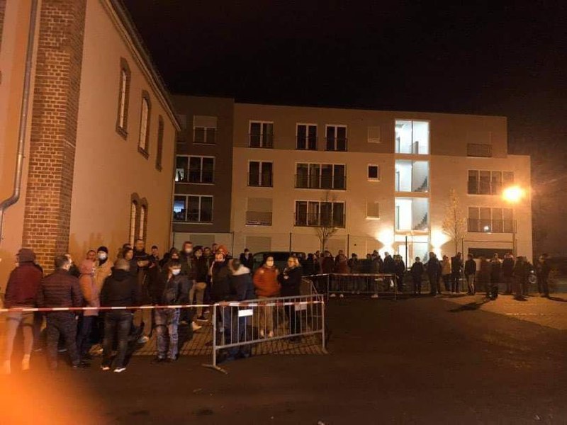Diaspora este din nou la urnele de vot cu noaptea în cap. La mai multe secții de vot din Germania, spre exemplu, cozile s-au format când încă nu se iviseră zorii. Vedeți foto din Kassel și din Frankfurt. Sute de persoana stau la coadă înainte de deschiderea secțiilor