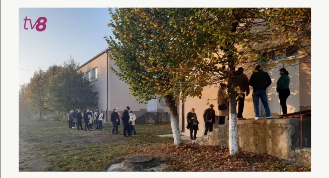 Potrivit reporterului tv8, care se află la fața locului, unii cetățeni afirmă că au fost aduși organizat, iar alții că trebuie să aleagă din opt candidați. La fața locului este și deputatul PAS, Sergiu Litvinecno, care susține că au primit informații că se vor pregăti fraude: 500 lei pentru șofer și câte 400 de lei alegătorilor