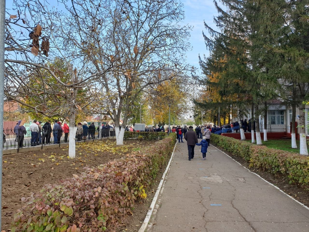 VARNIȚA, acum câteva minute: Secție de vot la Varnița, cu mulți alegători din regiunea transnistreană