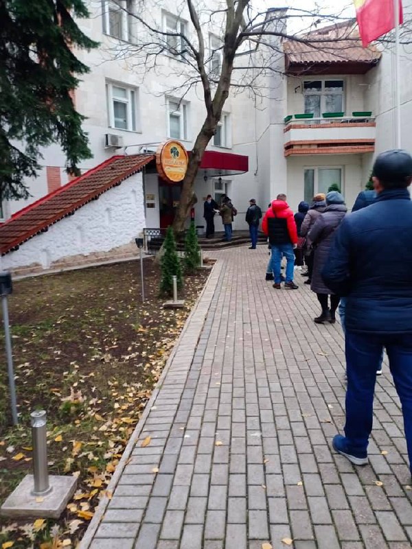 Presa anunță că s-au format cozi și la unele secții de vot din Moscova