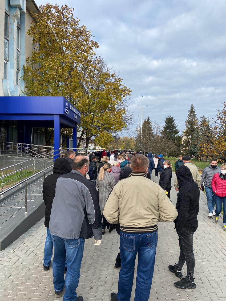 Situația la Rezina, acum câteva minute: Un nou grup de oameni din r. transnistreană au venit să voteze. Aici este permenent coadă de la primele ore ale dimineții. Fotografie făcută de abonați acum 4 minute