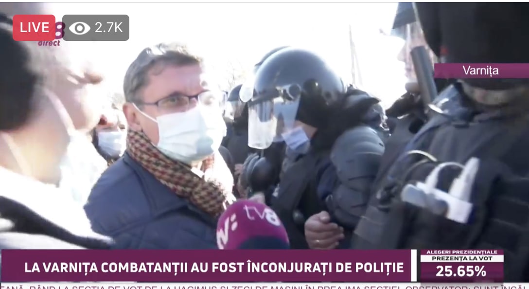 BREAKING. Îmbrânceli și spirite încinse la Varnița. A intervenit poliția. Drumul a fost blocat din cauza multor oameni care vin organizat să voteze