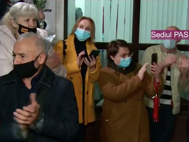 Fericire la sediul PAS. Oamenii au ieșit afară și scandează: Maia Sandu președinte!