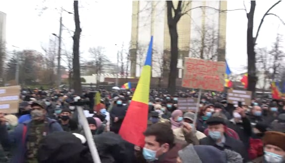 Scuarul din fața Parlamentului se umple, iar bd. central a fost închis