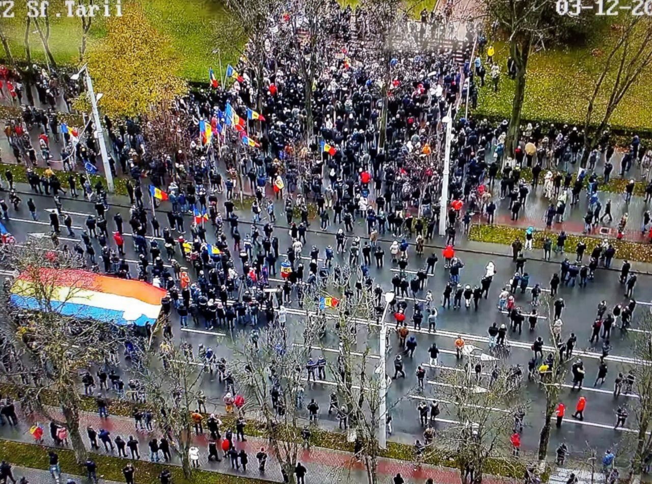 Socialistul Bogdan Țîrdea distribuie o fotografie de pe camerele de supraveghere ale președinției, spunând că la protest sunt doar câteva sute de oameni