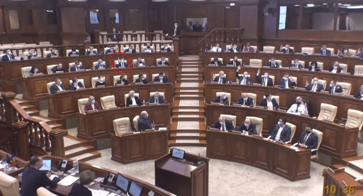 Deputatul Marian spune că imediat șeful de fracțiune Cornel Dmitrevici  Furculiță i-a dat jos mâna. Reabilitarea psiho-emoțională a trecut din vie în Parlament 😂