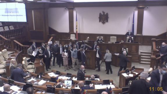 Tribuna parlamentului a fost blocată de deputații PAS și DA. Asta după ce PSRM și Pentru Moldova au respins toate propunerile opoziției și au continuat cu propria agendă. Zinaida Greceanîi a anunțat o pauză pentru 30 de minute