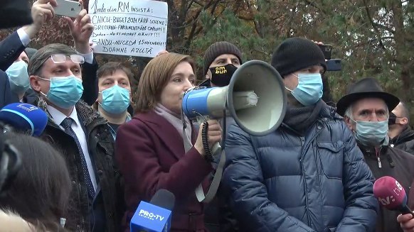 După Maia Sandu, la declarații a ieșit și Alexandru Slusari, unul dintre liderii DA, care a vorbit despre efectele negative ale noii politici fiscale propuse de Guvernul Chicu pentru anul 2021: __Toți vor deveni mai săraci după ea. Nu vor fi afectați doar bandiții și business-ul mare. Impozitul pe lux nu e majorat, nici pentru mașini, nici pentru clădiri și imobile.__ __Vom bloca tribuna azi toată ziua!__