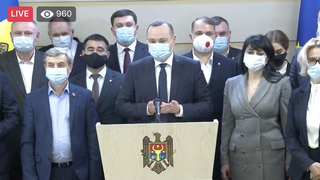 Referitor la dizolvare Parlamentului: Noi suntem de acord să fie dizolvat, dar haideți să ne așezăm să găsim o foaie de parcurs. Constituția spune că trebuie demis Guvernul, păi voi așteptați noi să-l demitem?! Dragi cetățeni, ne pare rău că asistați la acest show de prost gust. Tot ce vedeți sunt tehnologii