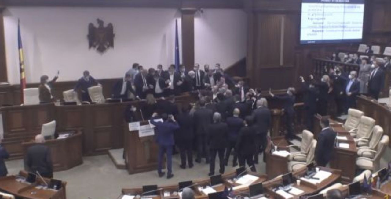 Deputații opoziției au blocat și prezidiul Parlamentului, scoțând cablurile microfoanelor. Și este din nou pauza în Legislativ