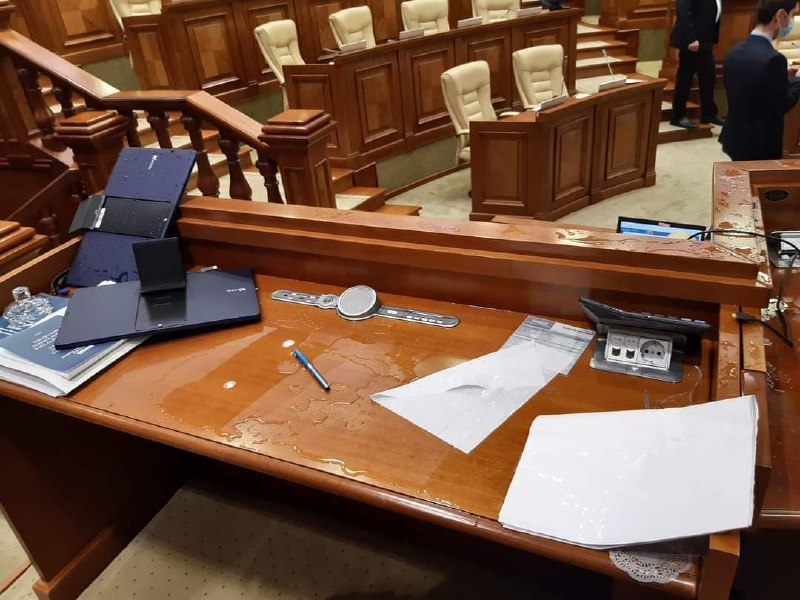 Deputatul Alaiba: __În altercații s-au rupt două microfoane şi s-a stricat un pahar. Când ei merg ca tancul cu grave încălcări de proceduri şi insistă să voteze legi pentru hoți, trebuie să întreprindem orice metodă pentru a le da de înțeles că aşa nu merge. Am oprit a treia oară un vot hoțesc. Am fost nevoiți să îi blocăm şi nu ne vom opri.__