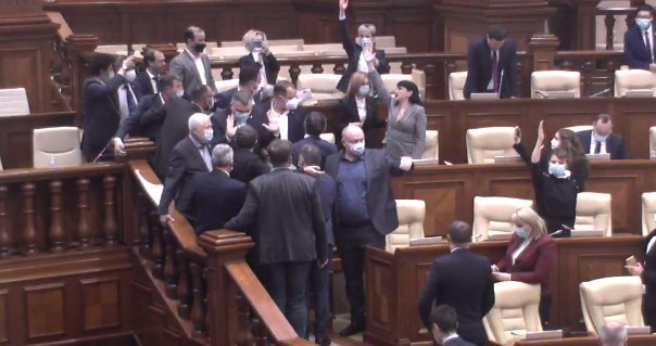 PAS și DA îi fluieră pe deputații din coaliția majoritară