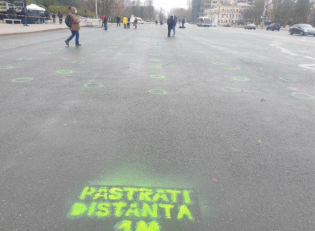 Organizatorii protestului de azi au marcat distanta fizica pe asfalt astfel încât participanților sa le fie mai ușor sa se orienteze