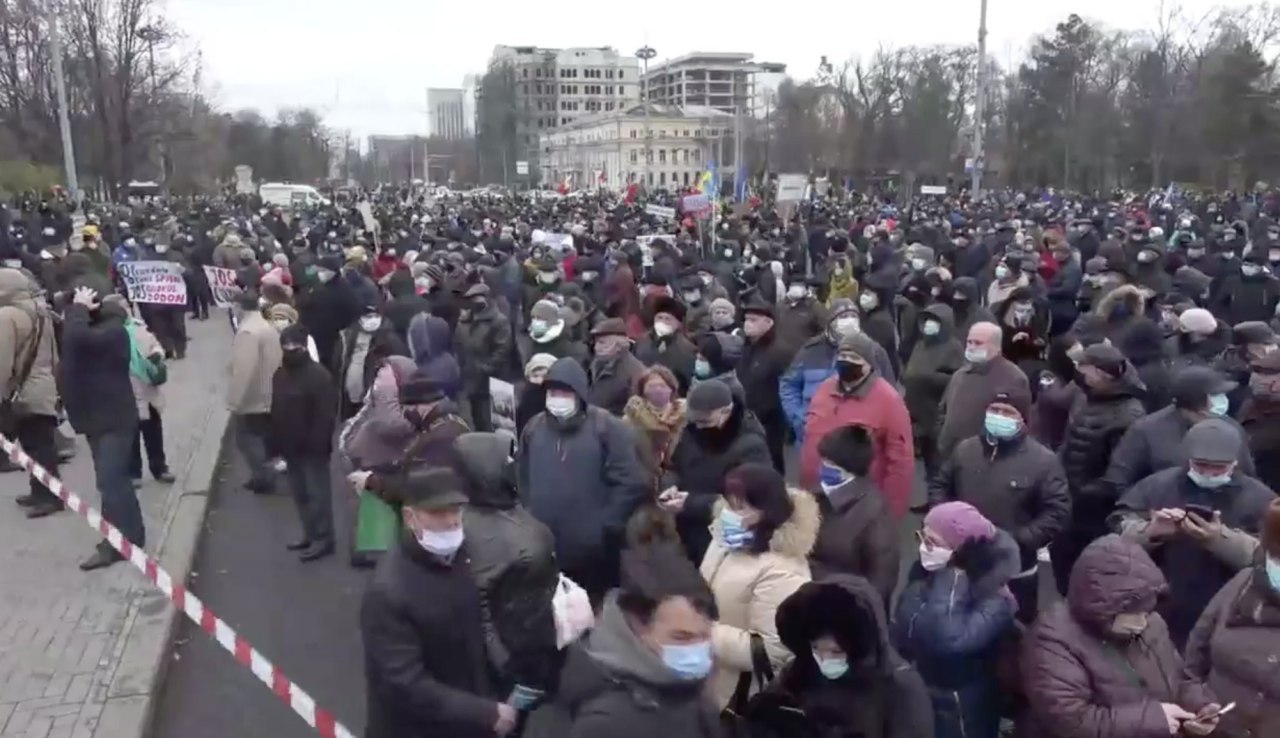 Câteva miii de oameni sunt deja în PMAN. Bulevardul Ștefan cel Mare este blocat deja. Cel mai probabil mitingul va fi unul de amploare. LIVE video aici