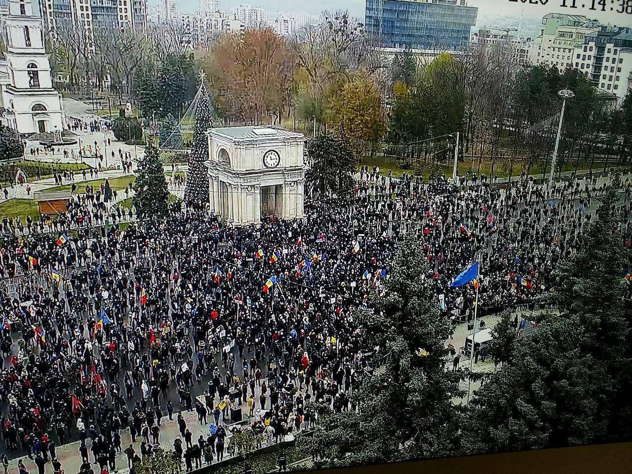 Canalele apropiate socialiștilor continuă să publice imagini de pe camerele de supraveghere ale Executivului. Ar fi vorba de ora 11.14