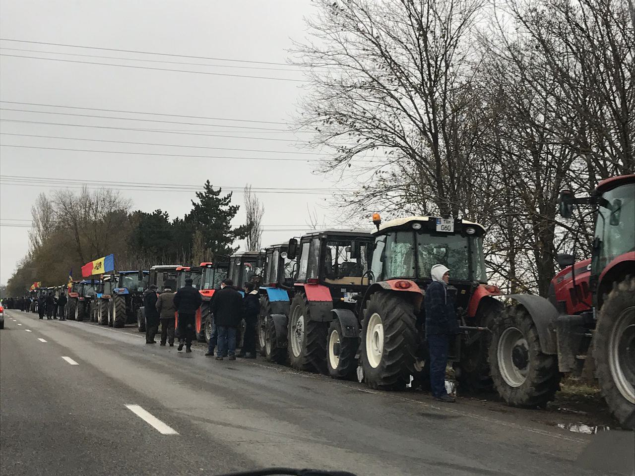 Cca 40 de tractoare oprite de polițiști la intrarea în Chișinău, din direcția Aeroportului. Zona Metro